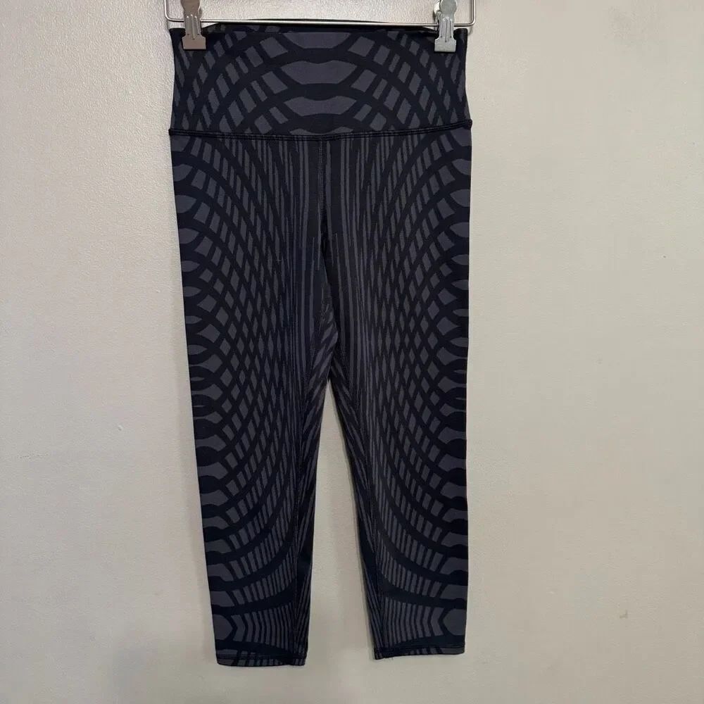 Alo Yoga High-Waist Airbrush cropped leggings in a black geometric pattern size